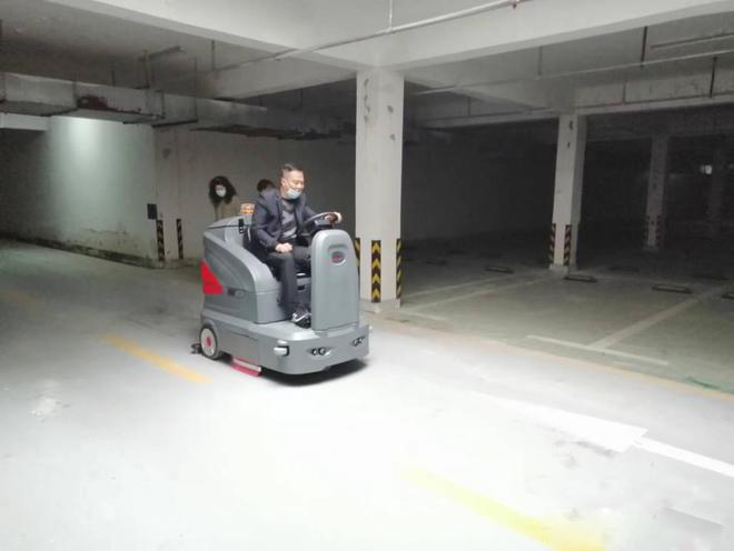 衡阳小区物业保洁不用人力改用驾驶式洗地机了